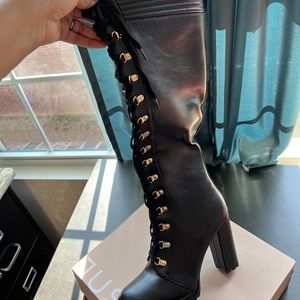 Size 12 just fab boots. Never been worn